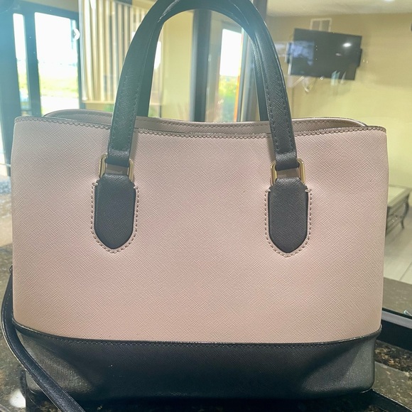 Kate spade 💕
Elegant Black and cream Handbag with Gold Accents Kate spade ♠️ - Picture 3 of 8